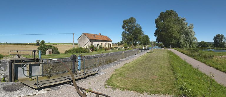 Vue d'ensemble du site d'écluse, pris de l'aval. © Région Bourgogne-Franche-Comté, Inventaire du patrimoine