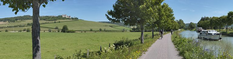 Panorama sur le canal et sur le village de Châteauneuf, en surplomb à gauche : le château. © Région Bourgogne-Franche-Comté, Inventaire du patrimoine