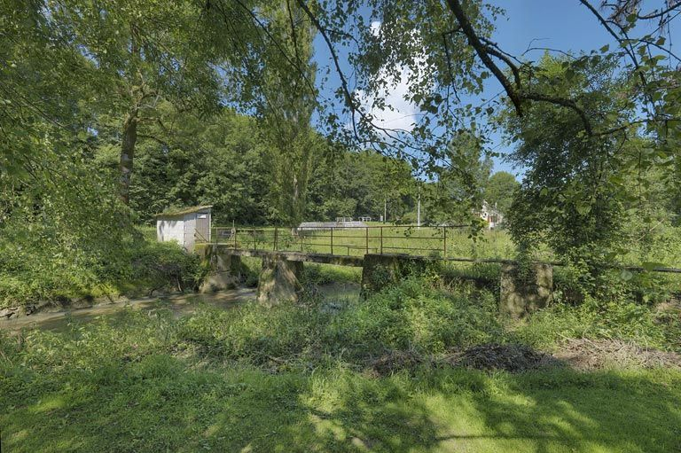 Une passerelle enjambant la Vandenesse, dans le prolongement du déversoir de superficie, dans le hameau lié à la cimenterie de Crugey. © Région Bourgogne-Franche-Comté, Inventaire du patrimoine