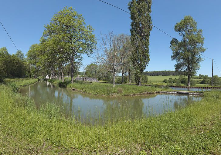 Arrivée de la rigole d'alimentation en aval du bief 20. © Région Bourgogne-Franche-Comté, Inventaire du patrimoine