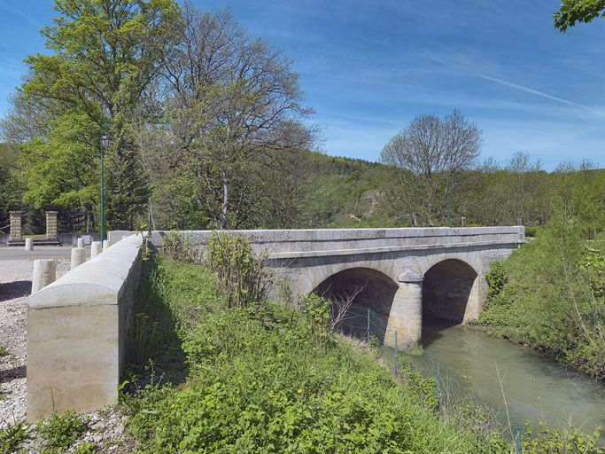 Le pont en pierre sur l'Ouche vu d'aval. © Région Bourgogne-Franche-Comté, Inventaire du patrimoine