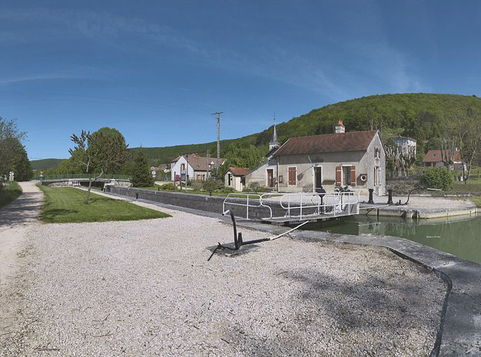 Vue d'ensemble du site d'écluse prise de l'amont. © Région Bourgogne-Franche-Comté, Inventaire du patrimoine