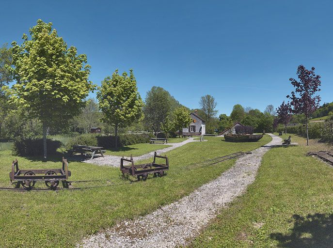 A côté de la maison éclusière : restes de voie ferrée, bateau, engins. © Région Bourgogne-Franche-Comté, Inventaire du patrimoine