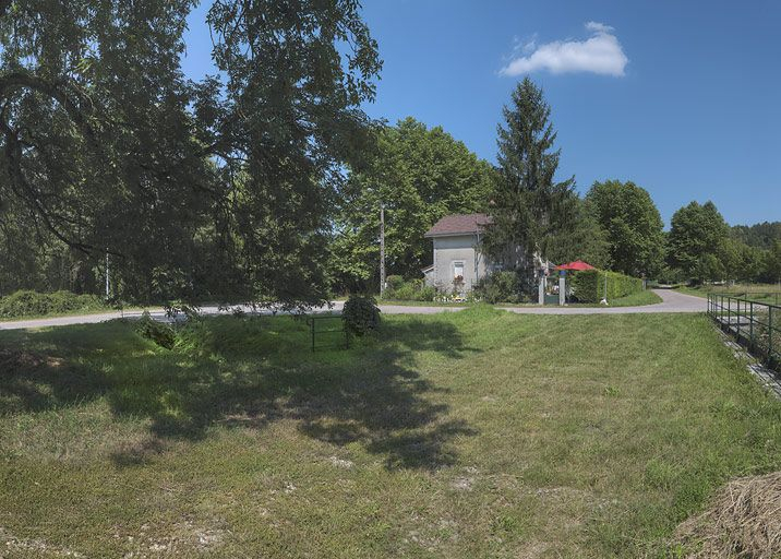 L'ancienne maison de garde-barrière dans son site. On distingue à droite le garde-corps de la rigole d'alimentation. © Région Bourgogne-Franche-Comté, Inventaire du patrimoine