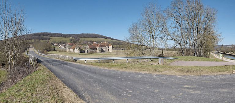 Le château d'Eguilly dans son environnement : le pont en pierre sur l'Armançon. Le village d'Eguilly. Le château. Le canal à droite. © Région Bourgogne-Franche-Comté, Inventaire du patrimoine
