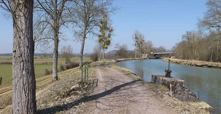 Le déversoir rive gauche dans son environnement. © Région Bourgogne-Franche-Comté, Inventaire du patrimoine