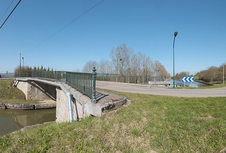 Le pont. Gare d'eau en aval. © Région Bourgogne-Franche-Comté, Inventaire du patrimoine Le pont. Gare d'eau en aval. © Région Bourgogne-Franche-Comté, Inventaire du patrimoine