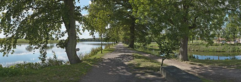 L'étang de Montchanin séparé du canal par la digue portant l'allée des Soupirs. © Région Bourgogne-Franche-Comté, Inventaire du patrimoine