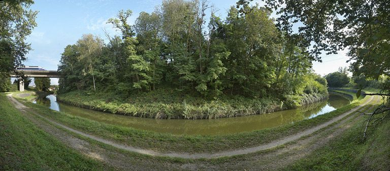 Vue d'ensemble de la tranchée, avec le pont du TGV. A l'arrière-plan le pont du site d'écluse. © Région Bourgogne-Franche-Comté, Inventaire du patrimoine Vue d'ensemble de la tranchée, avec le pont du TGV. A l'arrière-plan le pont du site d'écluse. © Région Bourgogne-Franche-Comté, Inventaire du patrimoine