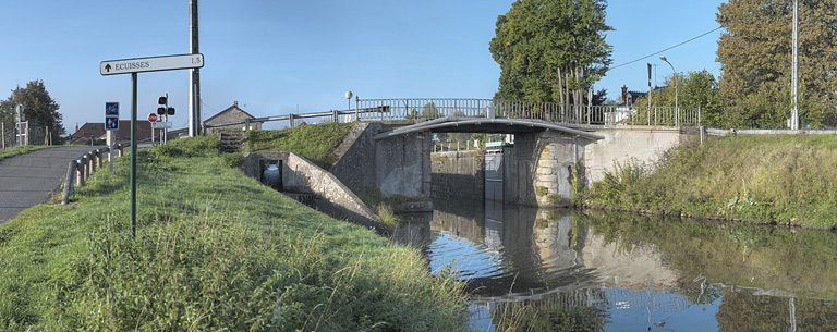 Le site d'écluse 05 vu du bief 06. Pont sur écluse avec escalier. Arrivée de la rigole régulatrice des biefs. © Région Bourgogne-Franche-Comté, Inventaire du patrimoine