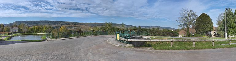 Vue du pont routier et du paysage du canal à Cheilly-lès-Maranges : les vignes et le moulin Sorine de Santenay. © Région Bourgogne-Franche-Comté, Inventaire du patrimoine