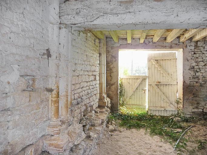 Chapelle, corps postérieur : colonnes engagées du mur sud. © Région Bourgogne-Franche-Comté, Inventaire du patrimoine