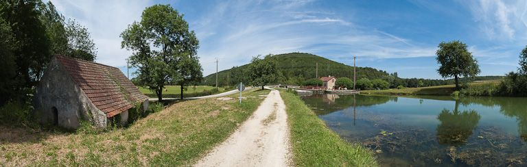 Le lavoir à gauche au premier plan, le site d'écluse au fond. © Région Bourgogne-Franche-Comté, Inventaire du patrimoine