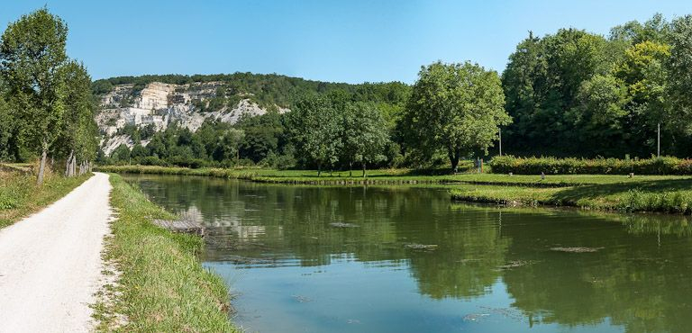 Port avec carrière en arrière-plan. © Région Bourgogne-Franche-Comté, Inventaire du patrimoine
