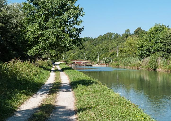 La borne dans son environnement. © Région Bourgogne-Franche-Comté, Inventaire du patrimoine