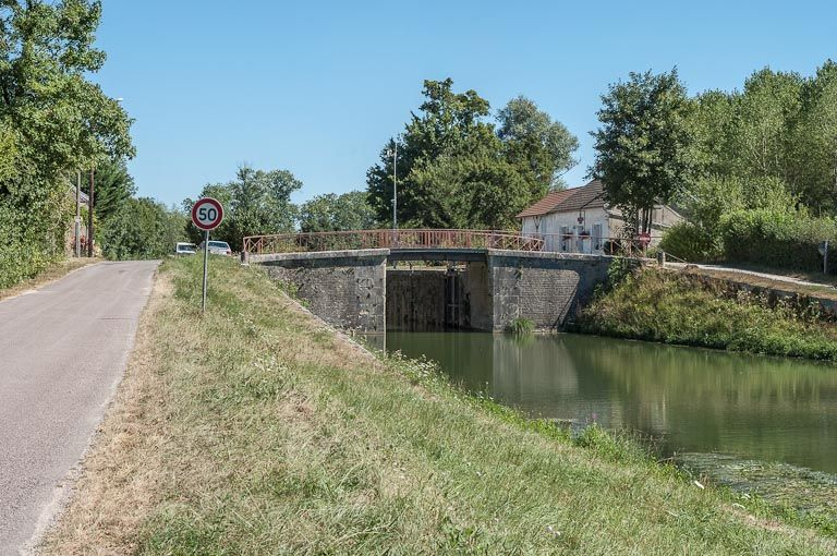 Vue d'ensemble du pont sur écluse, prise d'aval. © Région Bourgogne-Franche-Comté, Inventaire du patrimoine