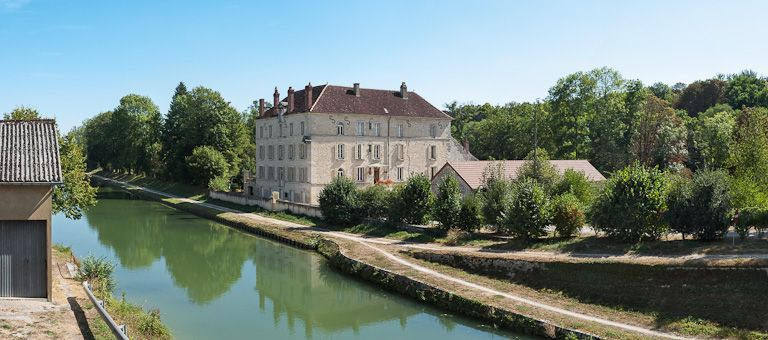 Vue d'ensemble du moulin rive gauche face au port. © Région Bourgogne-Franche-Comté, Inventaire du patrimoine