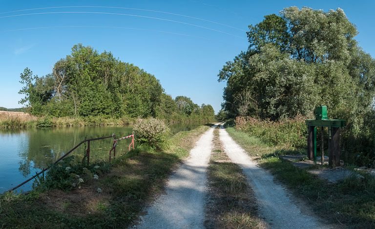 Vue d'ensemble. A gauche le canal, à droite, la vanne. © Région Bourgogne-Franche-Comté, Inventaire du patrimoine