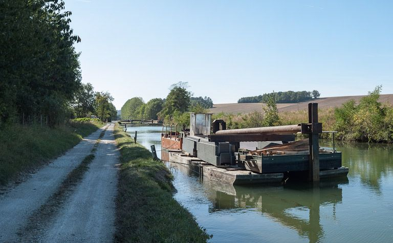 Barge de travaux sur palplanches à Ancy-le-Franc. © Région Bourgogne-Franche-Comté, Inventaire du patrimoine