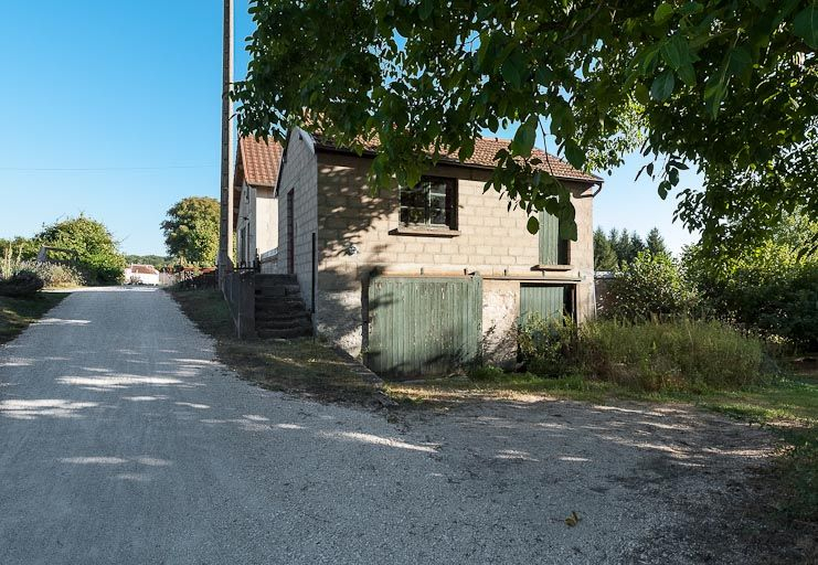 Les annexes à droite de la maison de garde. © Région Bourgogne-Franche-Comté, Inventaire du patrimoine