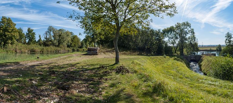 Vue d'ensemble du réseau hydraulique en lien avec le canal à gauche. © Région Bourgogne-Franche-Comté, Inventaire du patrimoine