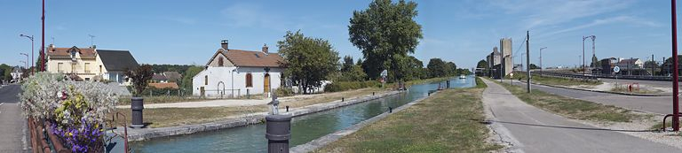Panorama du site d'écluse pris d'aval. De gauche à droite : mairie, site d'écluse, silos, site SNCF. © Région Bourgogne-Franche-Comté, Inventaire du patrimoine