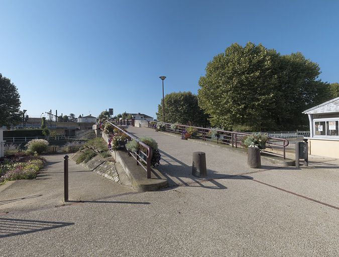 La passerelle menant à la gare. © Région Bourgogne-Franche-Comté, Inventaire du patrimoine