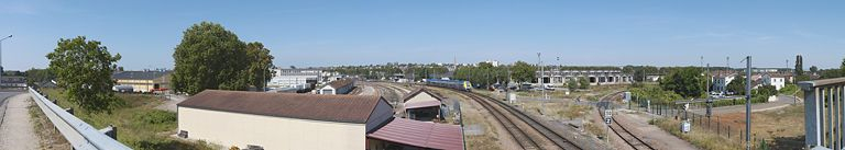 Vue d'ensemble du site SNCF et de la rotonde ferroviaire à Migennes. On aperçoit la flèche de l'église du Christ-Roi. © Région Bourgogne-Franche-Comté, Inventaire du patrimoine