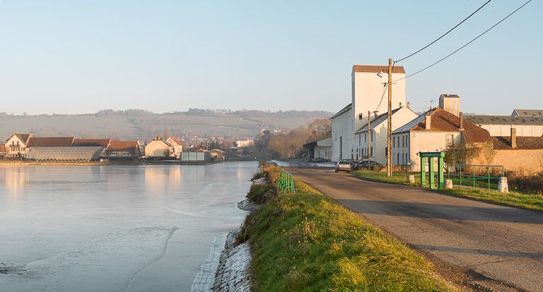 Vue d'aval : à droite le déversoir et les silos, à gauche la halle du toueur. © Région Bourgogne-Franche-Comté, Inventaire du patrimoine