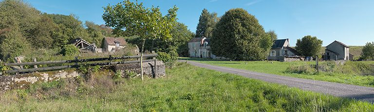 Vue d'ensemble du site avec les bâtiments. A droite, en contrebas, l'entrée du premier tunnel. © Région Bourgogne-Franche-Comté, Inventaire du patrimoine