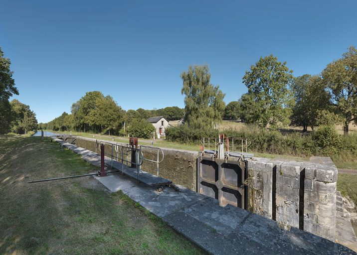 Le sas d'écluse au premier plan et la maison éclusière en arrière-plan. © Région Bourgogne-Franche-Comté, Inventaire du patrimoine