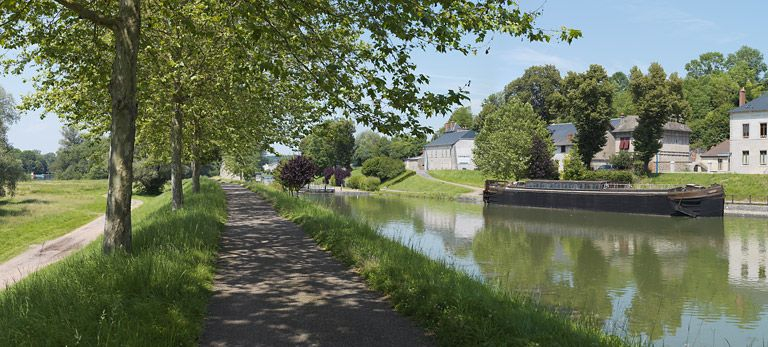 Le port avec le bateau Aster. Au centre, on peut voir la maison éclusière du site 35 L. © Région Bourgogne-Franche-Comté, Inventaire du patrimoine