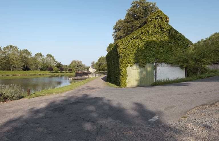 Vue de la cale, le bateau Aster et le magasin. © Région Bourgogne-Franche-Comté, Inventaire du patrimoine