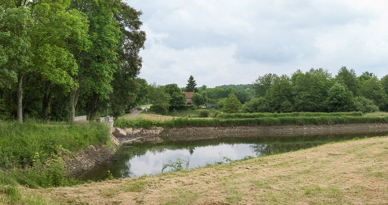 Au premier plan, la rigole. A gauche le pont en pierre et au fond, la maison de garde. © Région Bourgogne-Franche-Comté, Inventaire du patrimoine