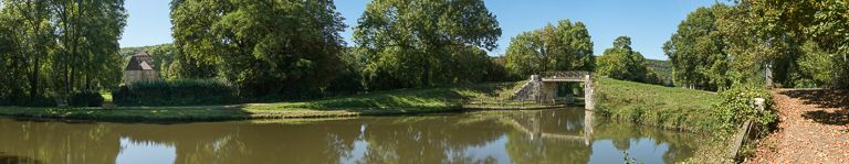 Le pont et à gauche, le château. © Région Bourgogne-Franche-Comté, Inventaire du patrimoine