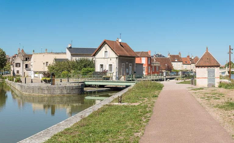 Vue d'ensemble du site, pris d'amont. Au premier plan, le pont mobile (IA58000966). © Région Bourgogne-Franche-Comté, Inventaire du patrimoine