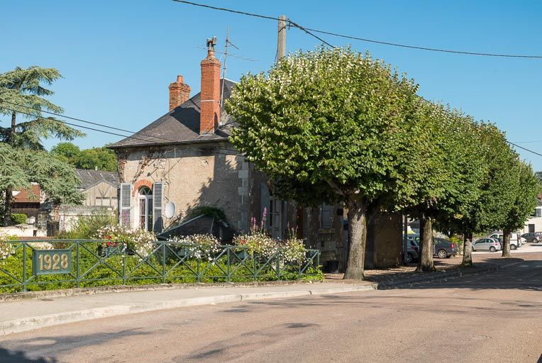La maison de garde, vue de 3/4 et prise depuis le pont sur le Beuvron. © Région Bourgogne-Franche-Comté, Inventaire du patrimoine