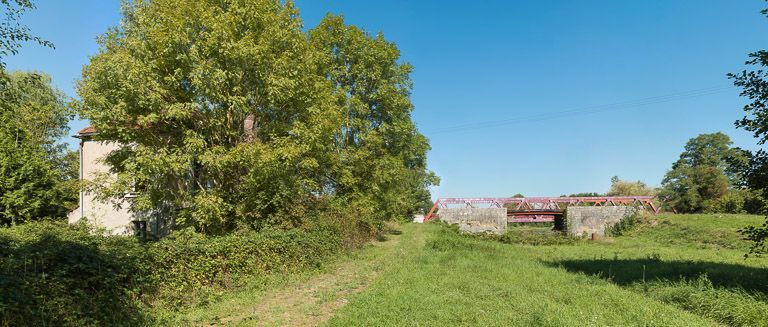 L'ancien site avec à gauche la maison éclusière. © Région Bourgogne-Franche-Comté, Inventaire du patrimoine