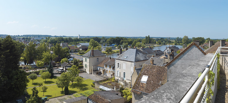 Le village de Cercy-la-Tour, à l'arrière plan, le port de Cercy-la-Tour. © Région Bourgogne-Franche-Comté, Inventaire du patrimoine