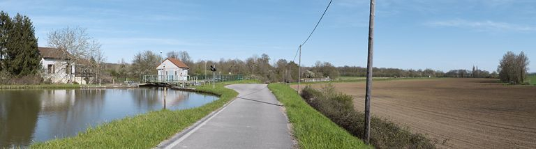 Au premier plan, le site d'écluse 28 et au fond, la maison éclusière XXXIX (IA71002211). © Région Bourgogne-Franche-Comté, Inventaire du patrimoine
