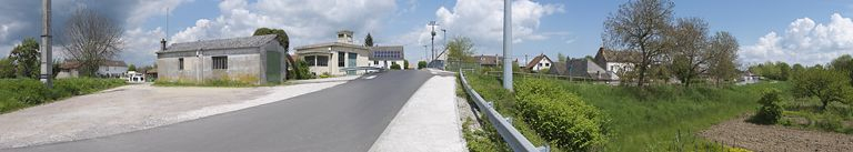 Vue d'ensemble du site : à gauche, le canal, au centre, la station de pompage et à droite, le port de Fragnes (IA71002192). © Région Bourgogne-Franche-Comté, Inventaire du patrimoine