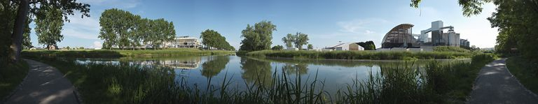 Vue d'ensemble de l'embranchement de Saint-Gobain, avec à droite les silos Sanders. Le canal est au centre. © Région Bourgogne-Franche-Comté, Inventaire du patrimoine
