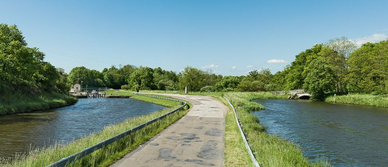 A gauche le canal, à droite l'étang et au fond le pont de Parisenot. © Région Bourgogne-Franche-Comté, Inventaire du patrimoine