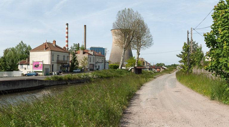 Vue d'ensemble du pont, avec la centrale de Lucy en arrière-plan. © Région Bourgogne-Franche-Comté, Inventaire du patrimoine
