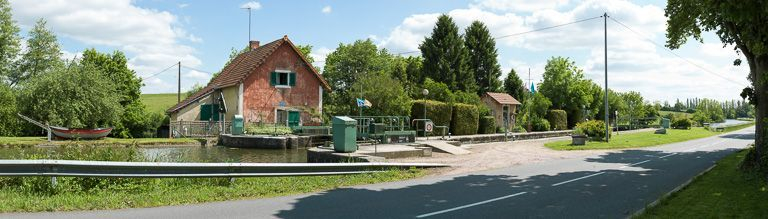 Vue d'ensemble, avec la maison éclusière légèrement de 3/4. © Région Bourgogne-Franche-Comté, Inventaire du patrimoine