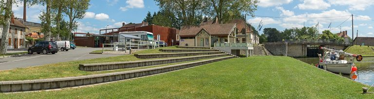De gauche à droite : le Centre d'interprétation de la ligne de démarcation, le pont sur écluse (IA71002434) et un quai du port. © Région Bourgogne-Franche-Comté, Inventaire du patrimoine
