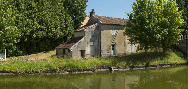 Vue depuis la rive droite. © Région Bourgogne-Franche-Comté, Inventaire du patrimoine