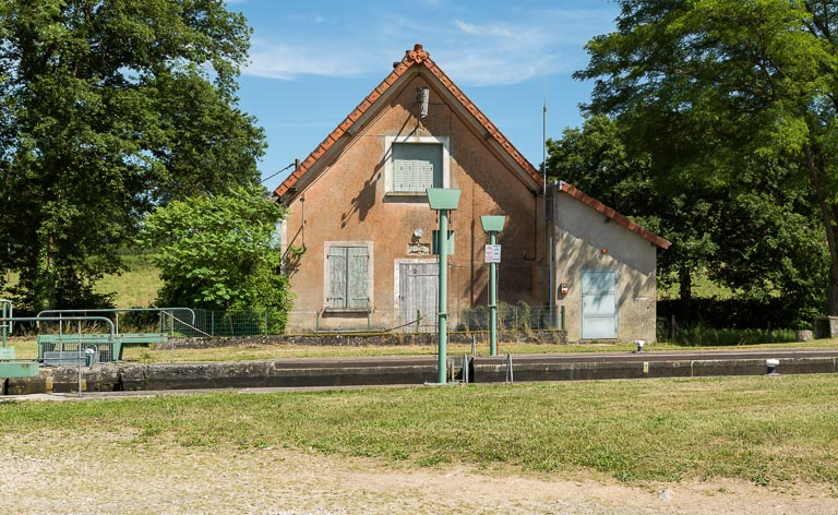 Vue d'ensemble avec la maison éclusière de face. © Région Bourgogne-Franche-Comté, Inventaire du patrimoine