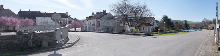 Vue d'ensemble du site d'écluse 17 avec le pont. © Région Bourgogne-Franche-Comté, Inventaire du patrimoine