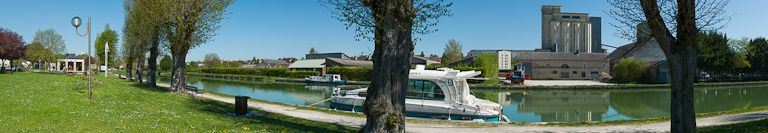 Vue panoramique. A gauche, dans le fond, la capitainerie. Rive droite, des hangars et un site industriel. © Région Bourgogne-Franche-Comté, Inventaire du patrimoine